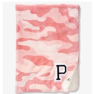 NWT - PINK Camouflage Sherpa Blanket